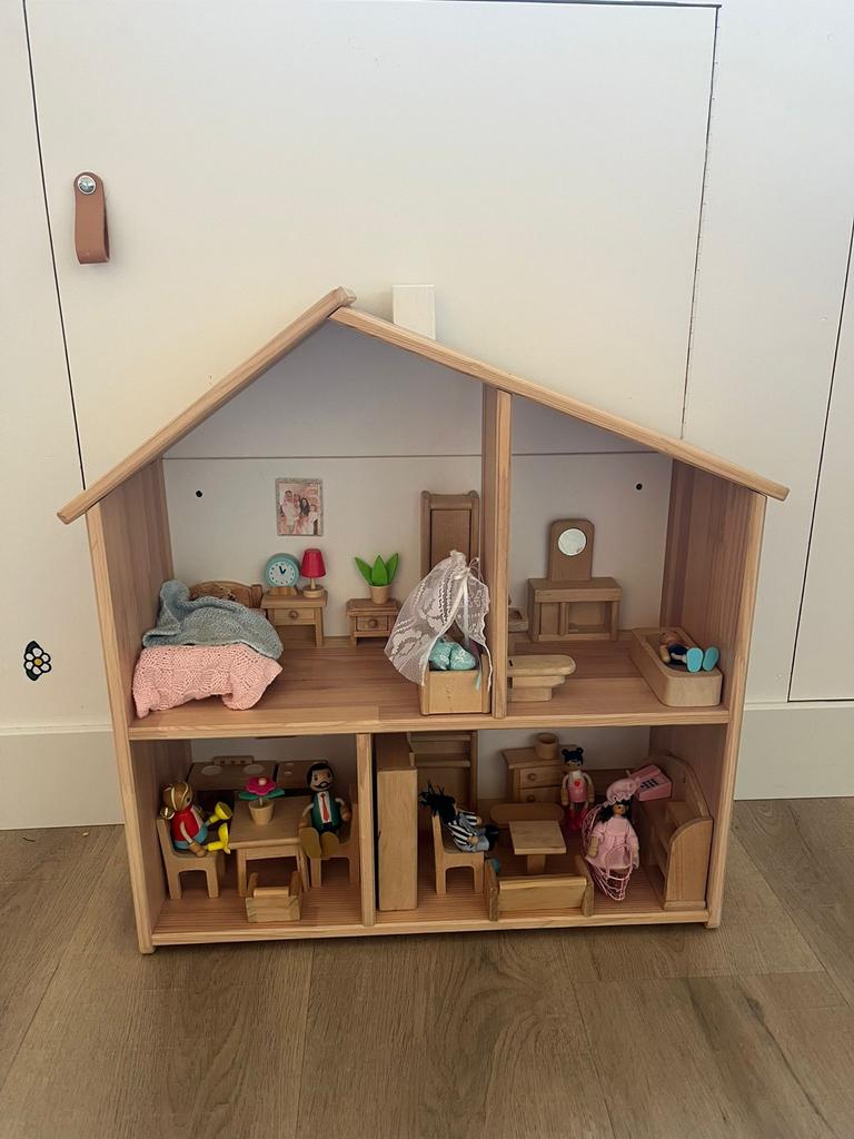 Houten poppenhuis met meubels en poppen, Verzamelen, Poppenhuizen en Toebehoren, Ophalen, Gebruikt, Poppenhuis