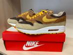 Nike Air Max 1 PRM Duck Pecan Yellow Ochre 44 Ugly Duckling, Ophalen, Overige kleuren, Nike air max 1, Nieuw