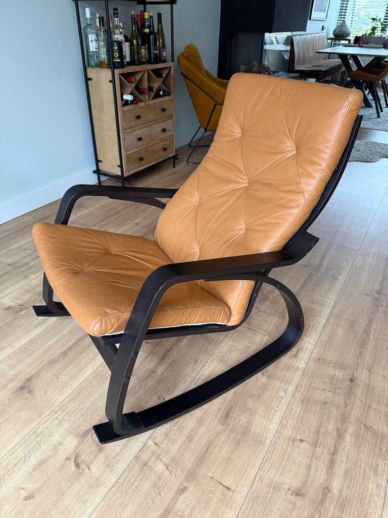 IKEA Schommelstoel met 2 kussens (cognac leer & beige stof), Huis en Inrichting, Stoelen, Ophalen, Gebruikt, Zwart, Eén