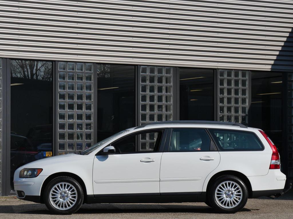 Volvo V50 2.5 T5 AWD SUMMUM/ TREKHAAK/ LEER/ HP AUDIO/ ALL-S, Automaat, Gebruikt, Zwart, 700 kg