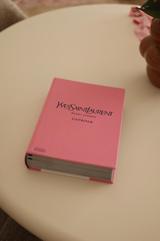 Yves Saint Laurent Catwalk salontafelboek, Boeken, Ophalen of Verzenden, Zo goed als nieuw, Mode algemeen