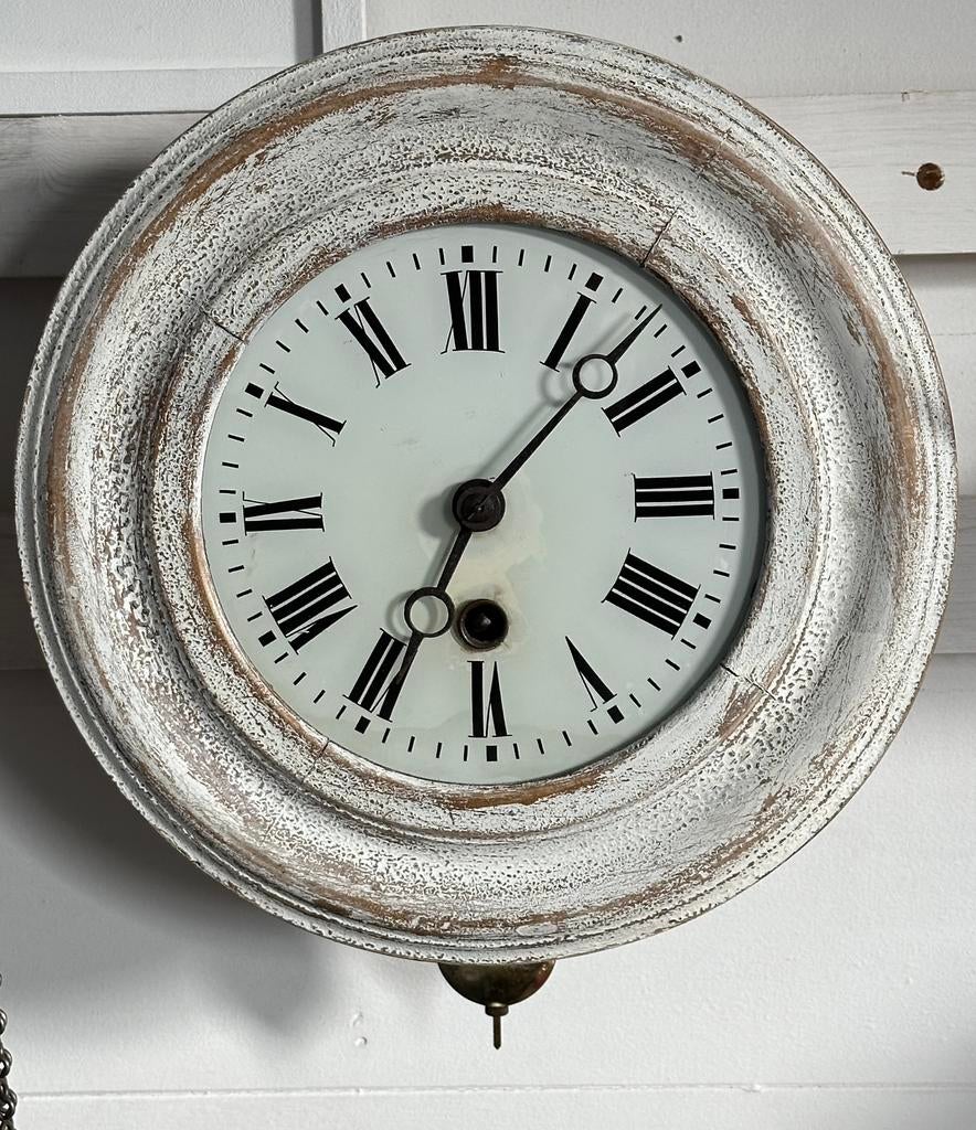 Wandklok met sleutel, Ophalen