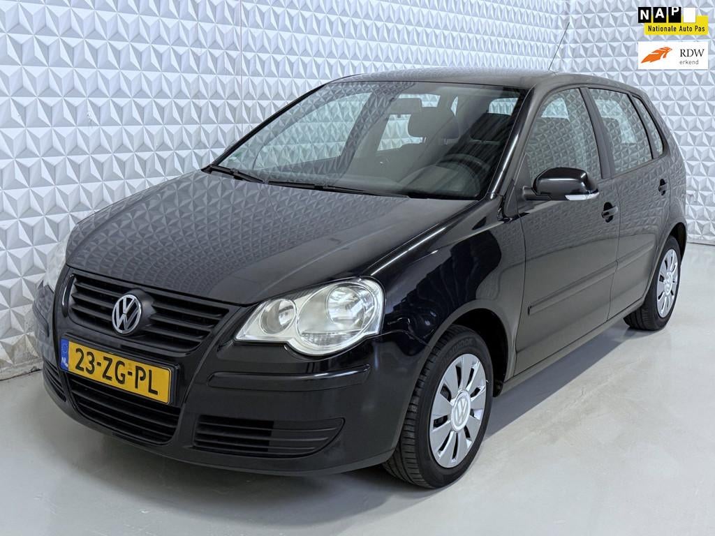 Volkswagen Polo 1.4-16V 5drs Optive met APK tot 18-04-2027!, Voorwielaandrijving, 4 cilinders, Zwart, Bedrijf