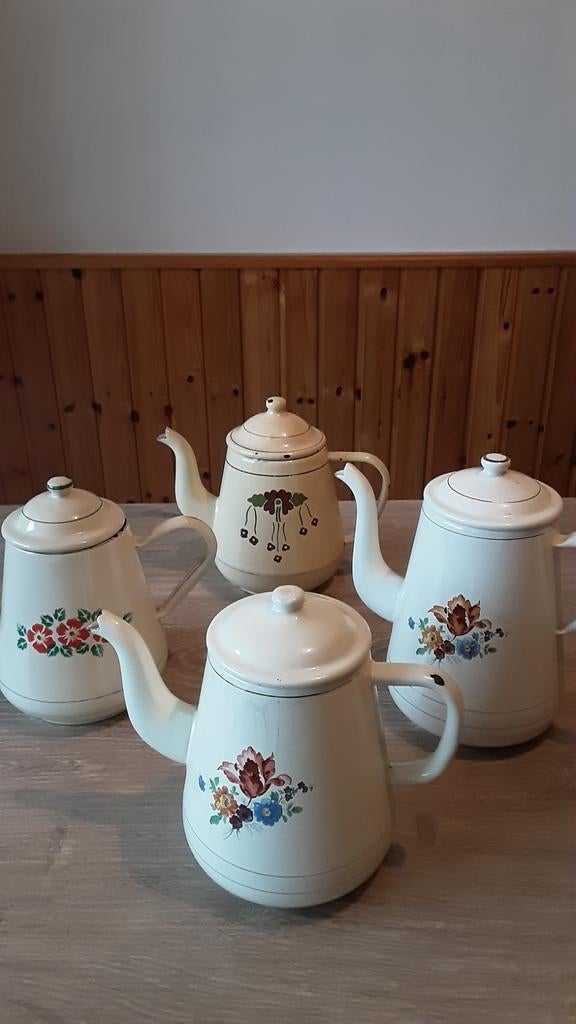 3 EMAILLE BEIGE KOFFIEPOTTEN EN EEN THEEPOTJE., Antiek en Kunst, Ophalen of Verzenden