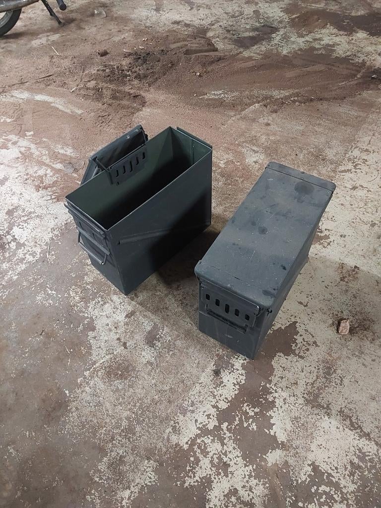 Twee stalen munitie kisten uit het leger, Ophalen, Landmacht, Nederland