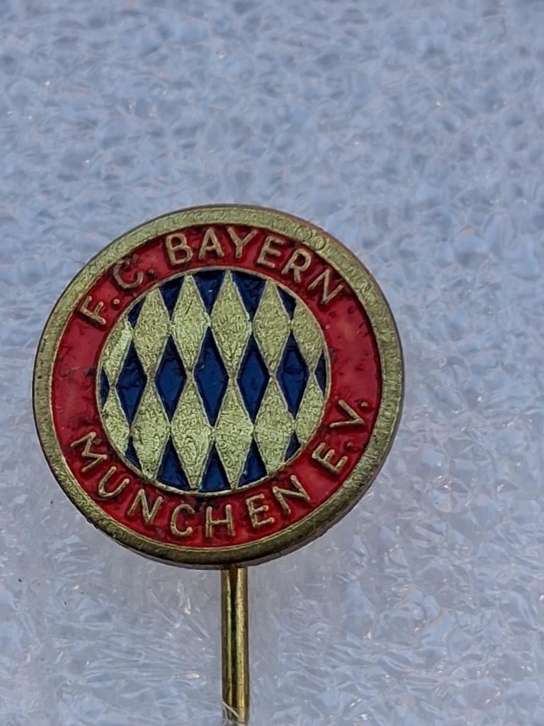 Speldje FC Bayern München lak, Verzamelen, Speldjes, Pins en Buttons, Ophalen of Verzenden, Gebruikt, Sport