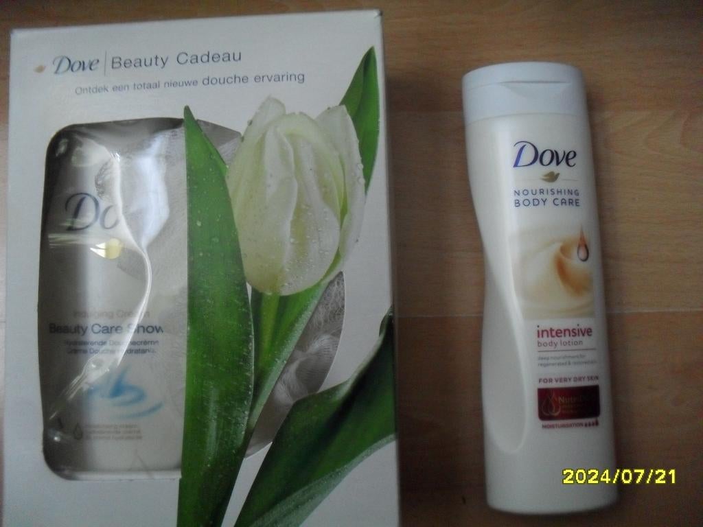 NIEUWE Dove Geschenk set en een fles Body Lotion, Ophalen of Verzenden, Nieuw, Bodylotion, Crème of Olie