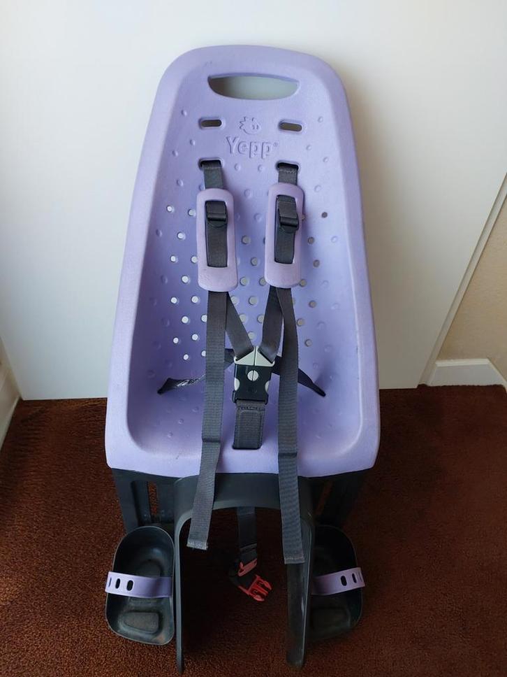 Thule Yepp 2 Maxi Fietsstoeltje Achterop - Paars, Fietsen en Brommers, Fietsaccessoires | Fietsstoeltjes, Zo goed als nieuw, Achterzitje