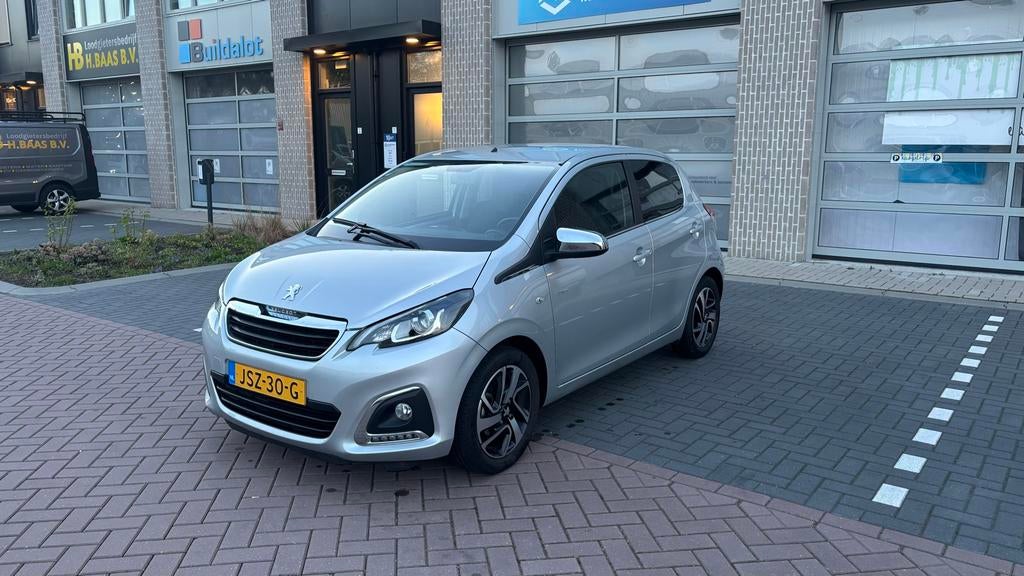 Peugeot 108 1.0 E-vti 72pk 5D 2020 Grijs, Auto's, Peugeot, Voorwielaandrijving, Stof, Zwart, 4 stoelen