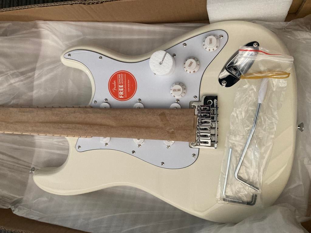 Squier affinity electrische gitaar wit by fender, Ophalen of Verzenden, Zo goed als nieuw, Solid body, Fender