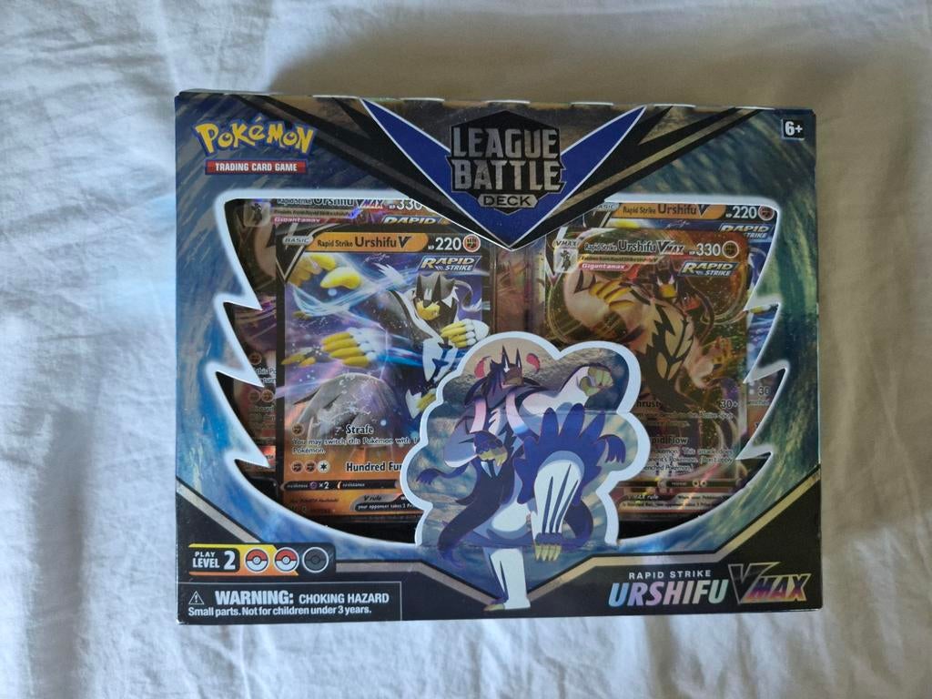 League Battle Deck Rapid Strike Urshifu Vmax, Ophalen of Verzenden, Nieuw, Speeldeck, Foil