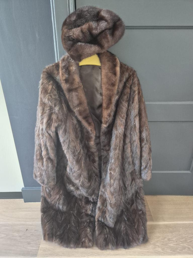 Vintage nerts bontjas + bontmuts, Ophalen of Verzenden, Gedragen, Bruin