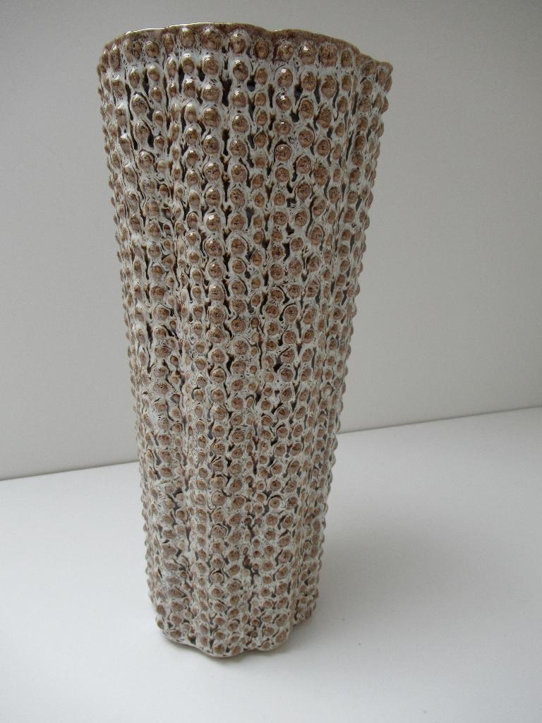 BoConcept vaas met bolletjes patroon, Huis en Inrichting, Overige kleuren, Verzenden, Aardewerk of Porselein, Zo goed als nieuw