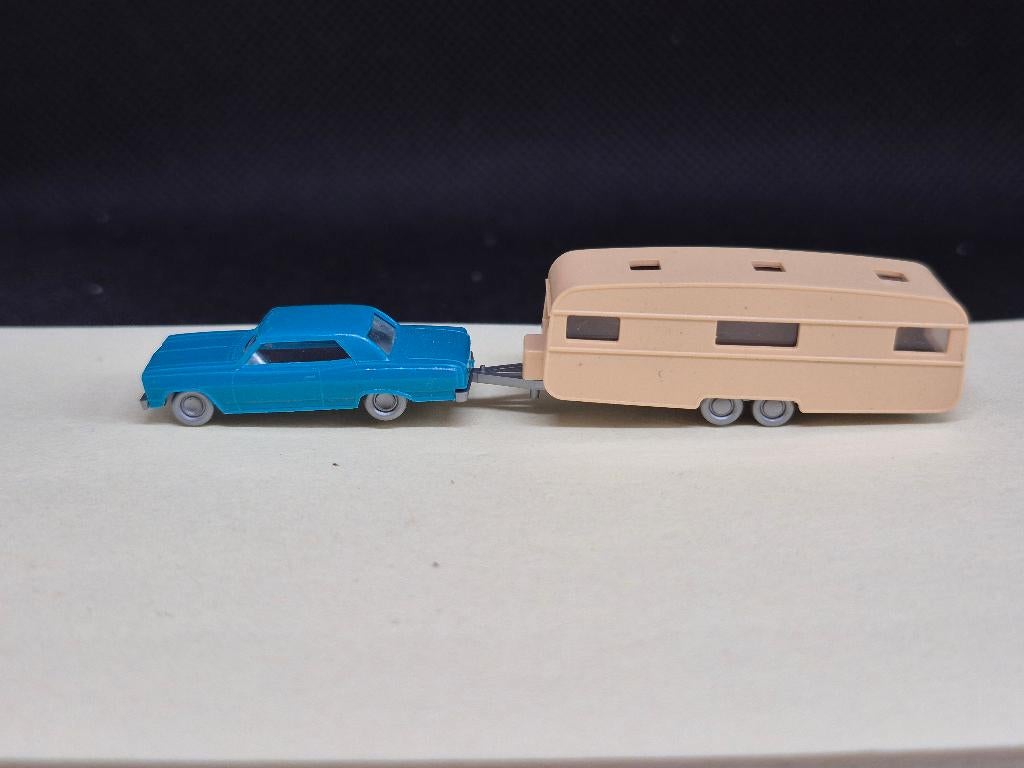 Wiking 0922 - Chevi Malibu met caravan (15533), Hobby en Vrije tijd, Modeltreinen | N-Spoor, Overige merken, Gebruikt, Gelijkstroom