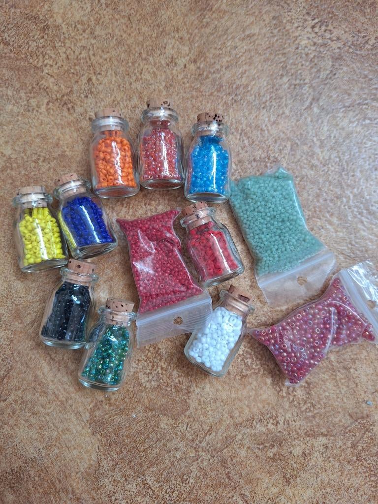 9 flesjes kraaltjes en 3 losse zakjes, Hobby en Vrije tijd, Kralen en Sieraden maken, Ophalen of Verzenden, Kraal