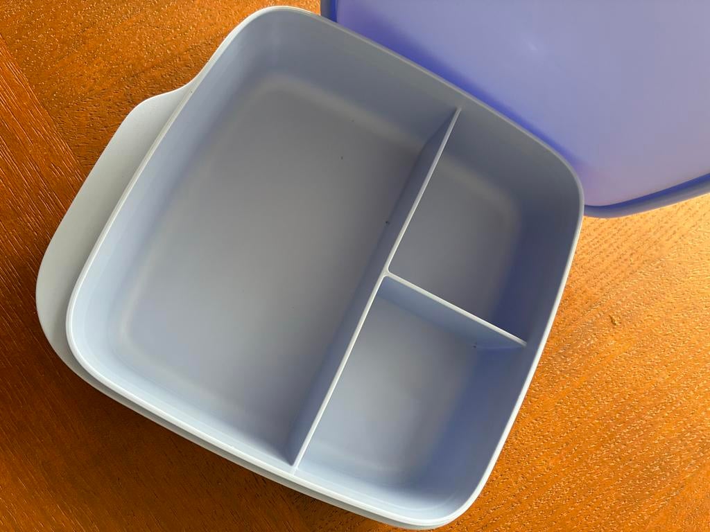 Tupperware lunchbox 550 ml met vakjes, Ophalen of Verzenden, Gebruikt, Blauw, Bus of Trommel