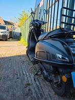 Santini Capri 50cc 4-takt uit 2021, matzwart scooter, Fietsen en Brommers, Snorfietsen en Snorscooters, Zo goed als nieuw, Benzine