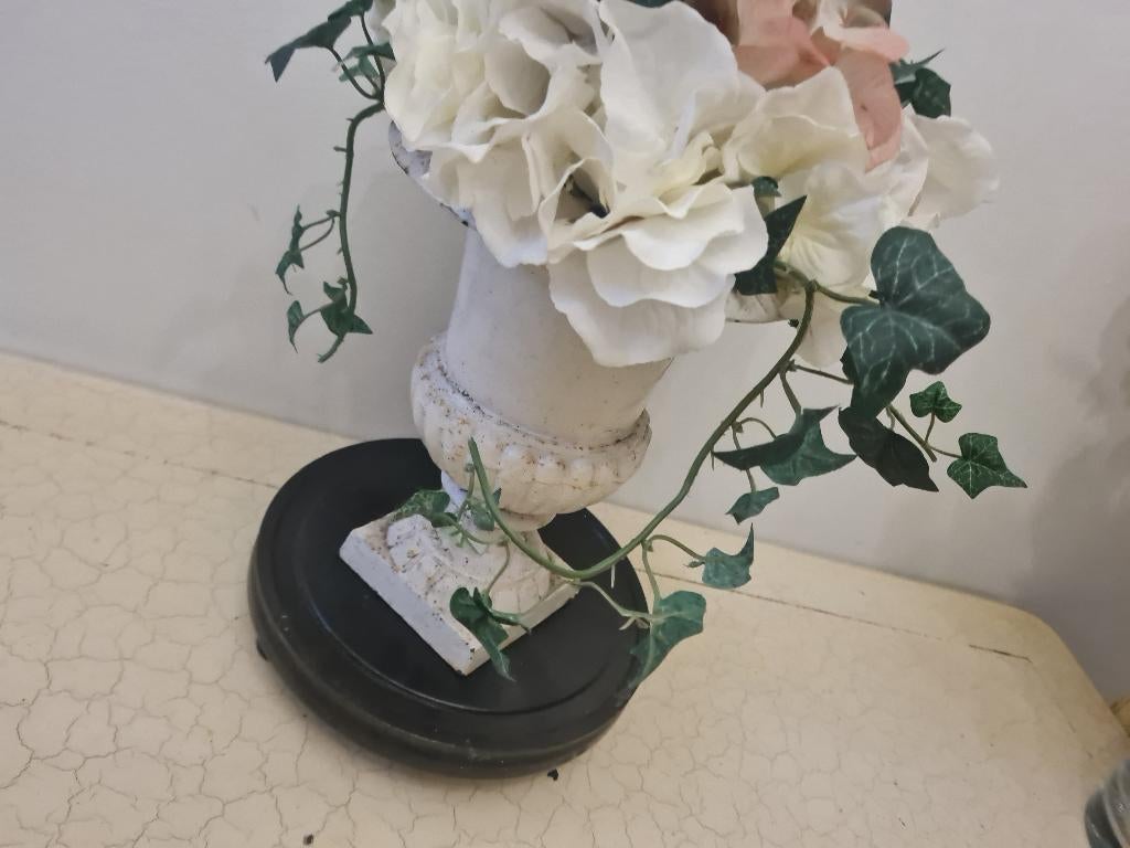 Oude gietijzeren tuinvaas met kunst hortensia, Ophalen of Verzenden