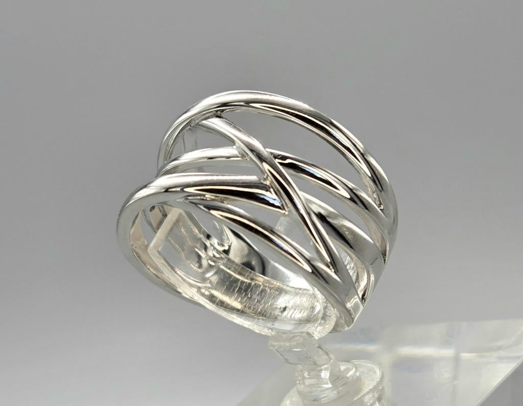 Prachtige brede zilveren ring. 2026/213.