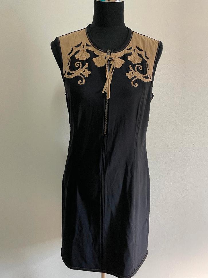 J49 - Zwarte Marc Cain jurk met bruine details mt 4 is 40, Kleding | Dames, Jurken, Zo goed als nieuw, Maat 38/40 (M), Zwart, Boven de knie
