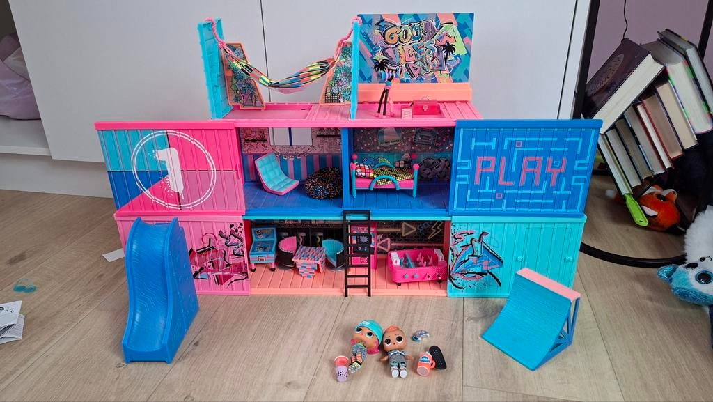 L.O.L surprise huis+ poppetjes, Ophalen of Verzenden, Zo goed als nieuw, Poppenhuis