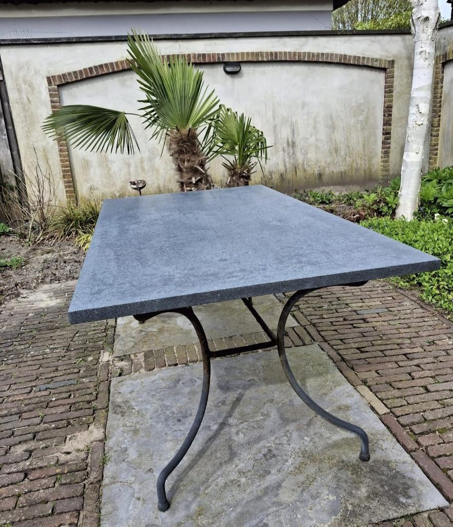 Hardstenen tuintafel met stevig onderstel 1.60 x 0.90m, Tuin en Terras, Ophalen, Gebruikt, Rechthoekig