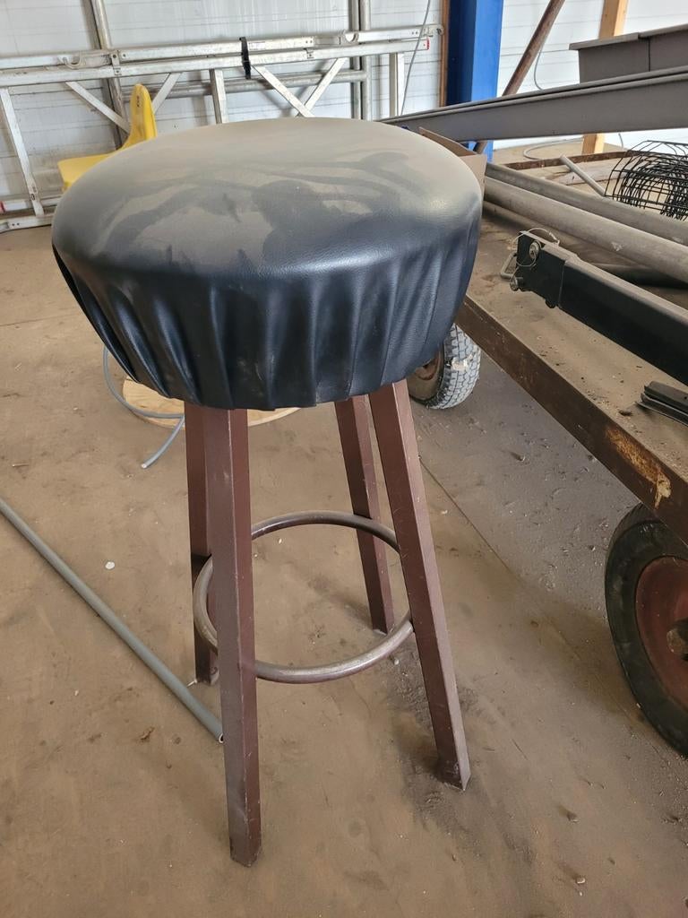 Barkruk met zwart kussen, Ophalen, Gebruikt, Met voetsteun, 60 tot 90 cm