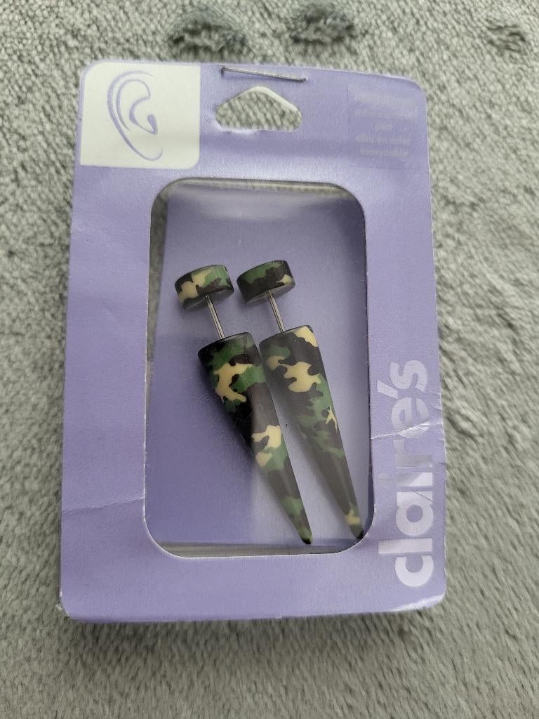 Claire's nep tunnel oorbellen army print, Verzenden, Nieuw, Overige materialen, Oor- of Traguspiercing