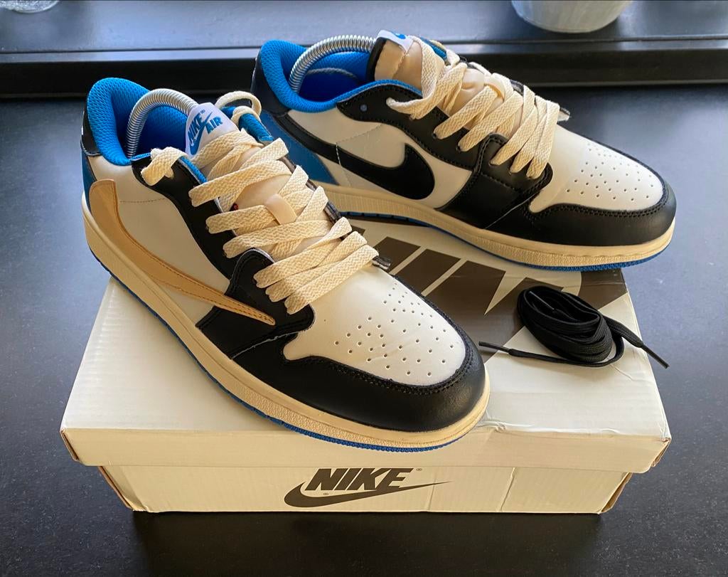 Travis Scott Nikes - Nieuw in doos - Maat 42, Kleding | Heren, Schoenen, Ophalen of Verzenden, Nieuw, Blauw, Sneakers of Gympen