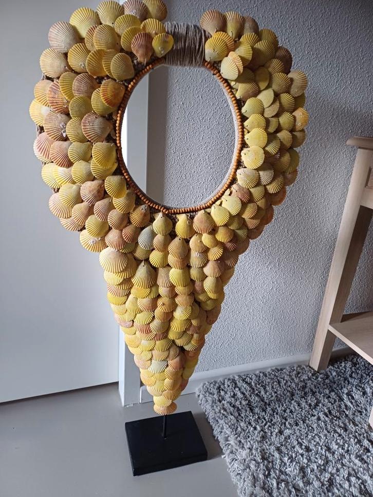 Schelpenkrans op voet van Parvani - 98cm, Huis en Inrichting, Woonaccessoires | Wanddecoraties, Zo goed als nieuw, Ophalen