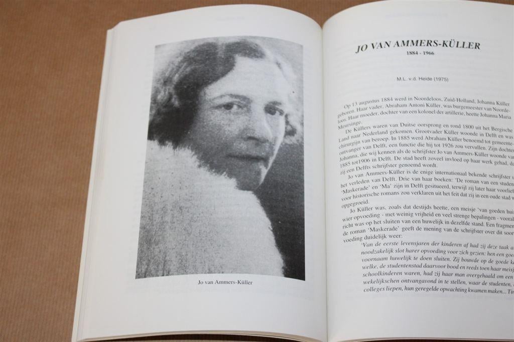 Delftse vrouwen van vroeger door Delftse vrouwen van nu., Boeken, Geschiedenis | Stad en Regio, Ophalen of Verzenden, Gelezen