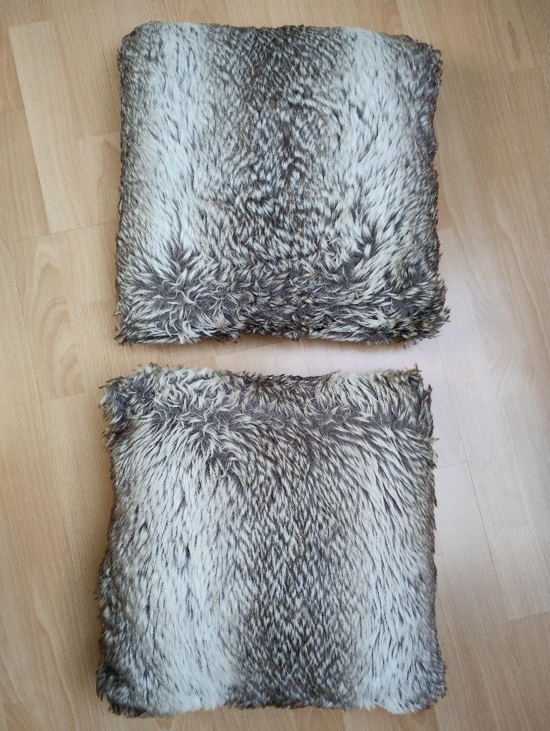 Z.g.a.n. 2 mooie (nep) bont sier kussens, Huis en Inrichting, Ophalen of Verzenden, Zo goed als nieuw, Vierkant