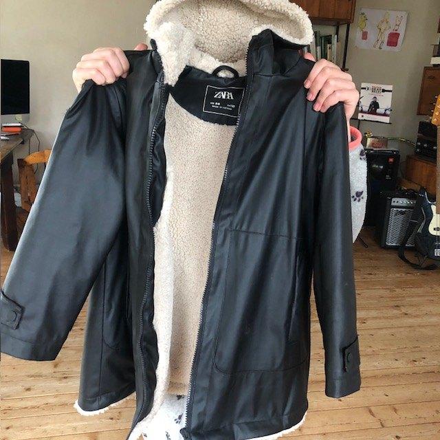 regen jas zwarte maat 130, Meisje, Ophalen of Verzenden, Zo goed als nieuw, Jas