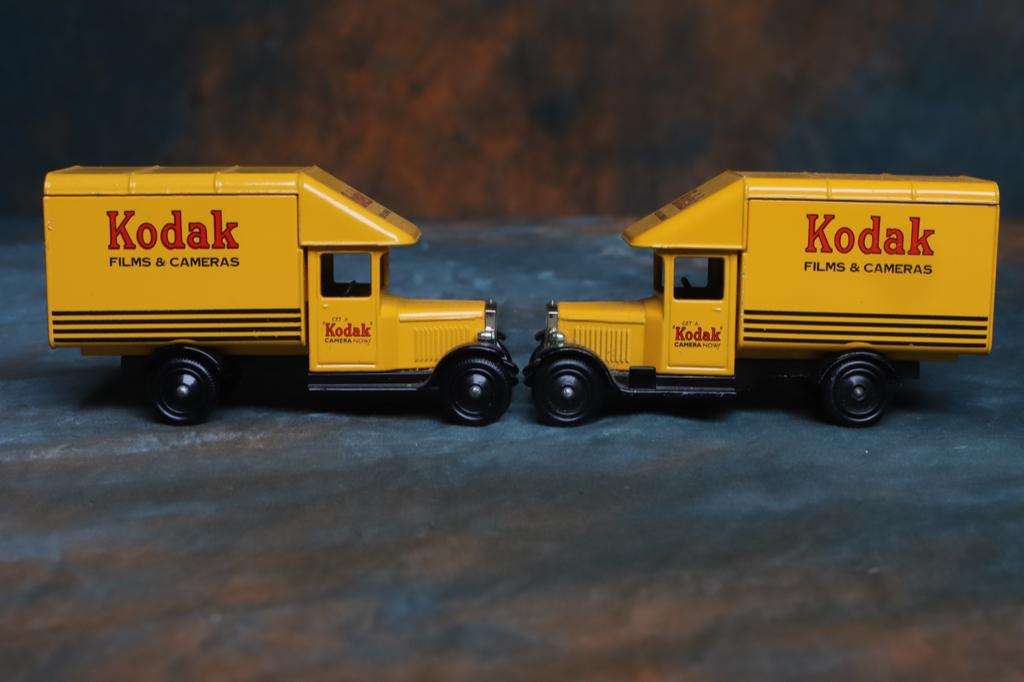 2x model auto 1:50. Day's Gone. Kodak reclame., Overige merken, Auto, 1:32 tot 1:50, Ophalen of Verzenden