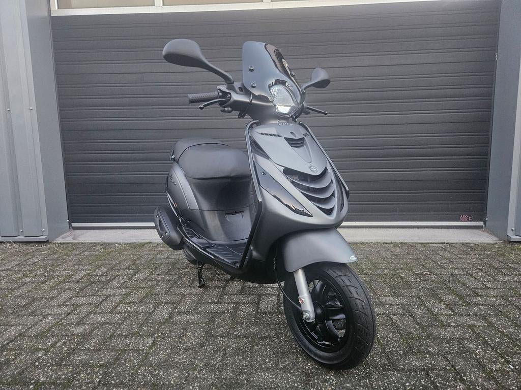 PIAGGIO ZIP 4T E4 BROM BJ06-2018 MAT GREY VOL OPTIES 23KM!!!, Maximaal 45 km/u, Onbekend, Ophalen of Verzenden, Zo goed als nieuw