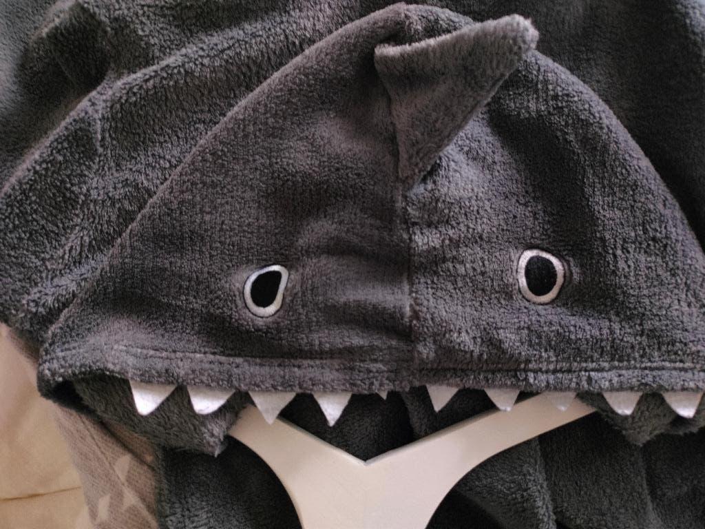 2x Onesie  haai en luipaard, Ophalen of Verzenden, Zo goed als nieuw, 146 t/m 152, Jongen of Meisje