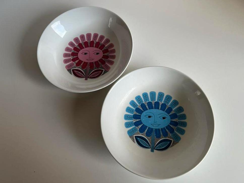 2 Zeldzaam Fins Arabia ‘Daisy’ Bord Pink Blauw Tomula 50’s, Ophalen of Verzenden