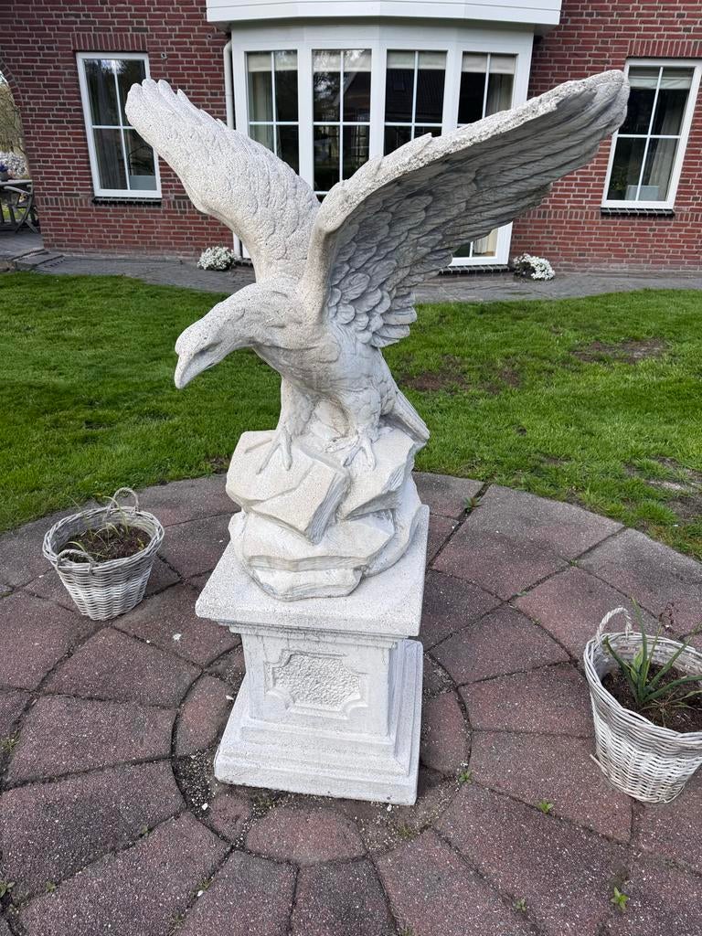 Groot Adelaar Beeld op Sokkel - Tuinbeeld 160cm Hoog, Ophalen, Gebruikt, Beton, Dierenbeeld