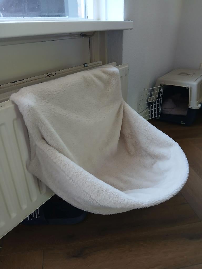 Kattenhangmat voor aan de radiator (ALS NIEUW), Dieren en Toebehoren, Kattenmanden, Ophalen of Verzenden, Zo goed als nieuw, Pluche