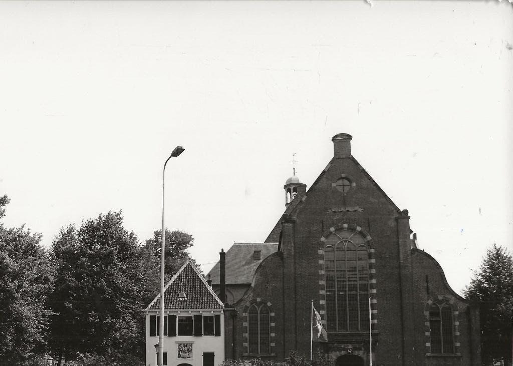 Utrecht Kerk met Toren aan een plein Foto, Ophalen of Verzenden, 1960 tot 1980, Ongelopen, Utrecht