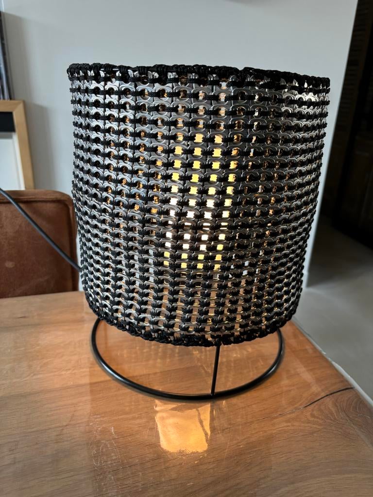 Unieke Tafel Lamp van Gerecyclede Blikjeslipjes, Huis en Inrichting, Ophalen of Verzenden, Zo goed als nieuw, Metaal, Minder dan 50 cm