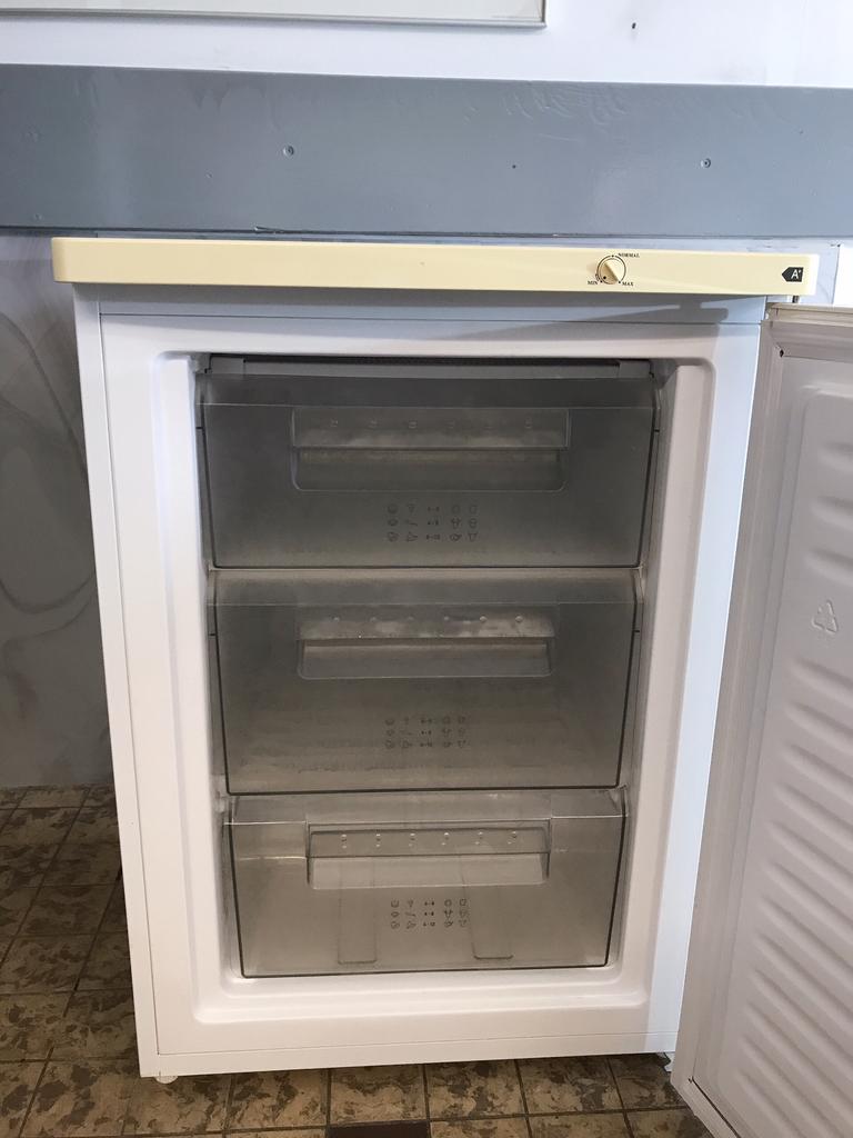 Nette ETNA vriezer tafelmodel A+ 3 laden 60X85cm, Witgoed en Apparatuur, Vrieskast, Gebruikt, Minder dan 85 cm, Minder dan 60 cm