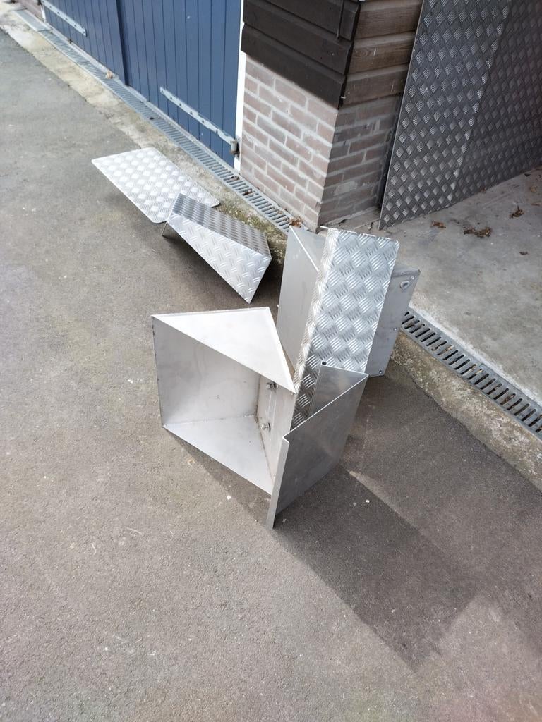 Aluminium boekenplanken en rvs lampen kappen, Ophalen, Aluminium