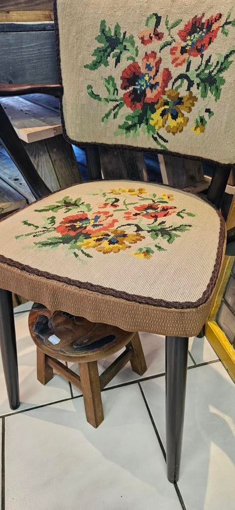 Vintage Brocante Stoeltje met Geborduurd Bloemenpatroon, Antiek en Kunst, Ophalen