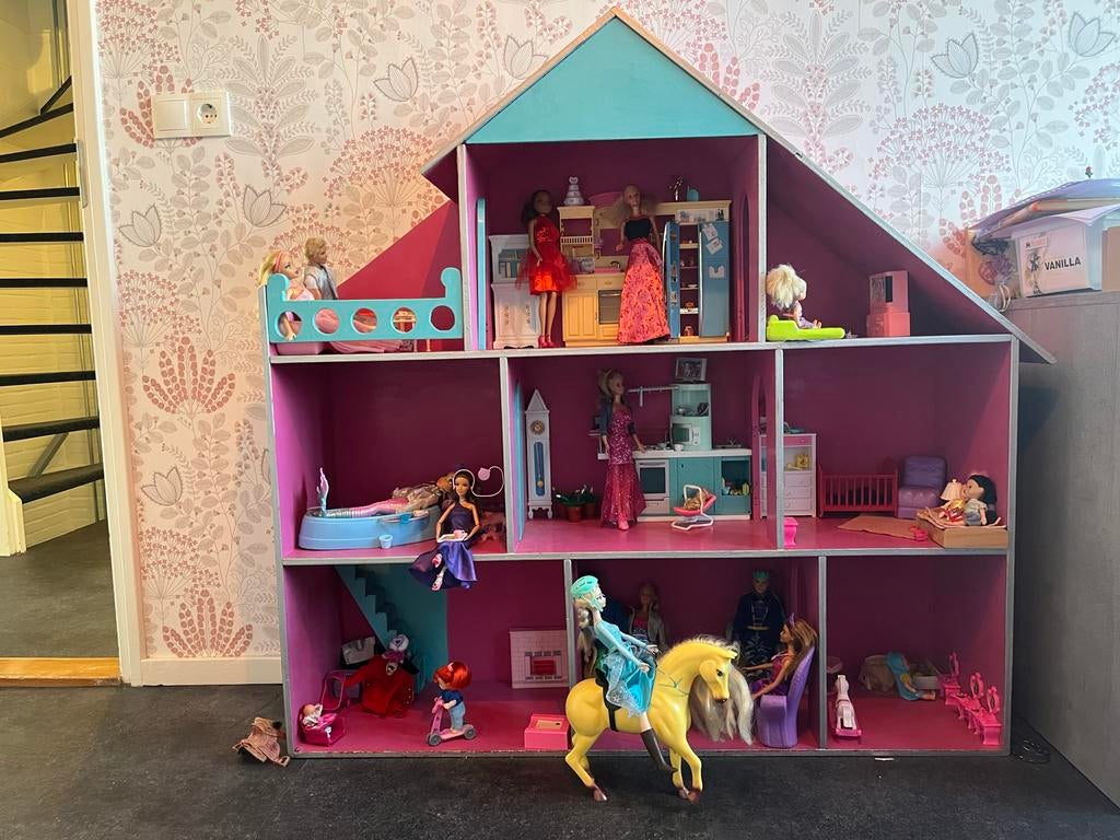 Barbiehuis met Barbies en kleertjes, Kinderen en Baby's, Speelgoed | Poppen, Ophalen, Gebruikt, Barbie