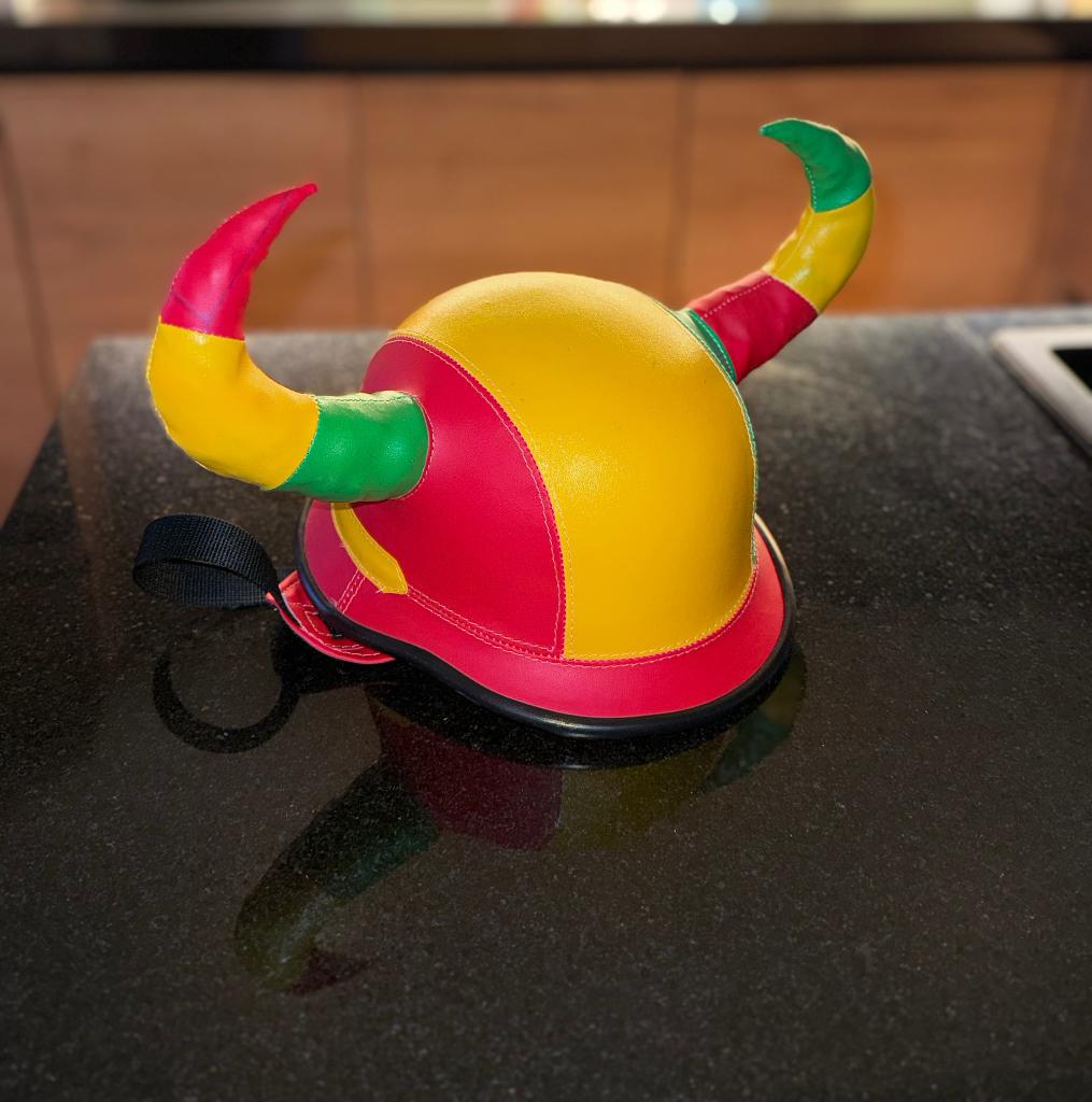 Helm carnaval, met horens, rood, geel en groen, Ophalen of Verzenden, Zo goed als nieuw, Overige maten
