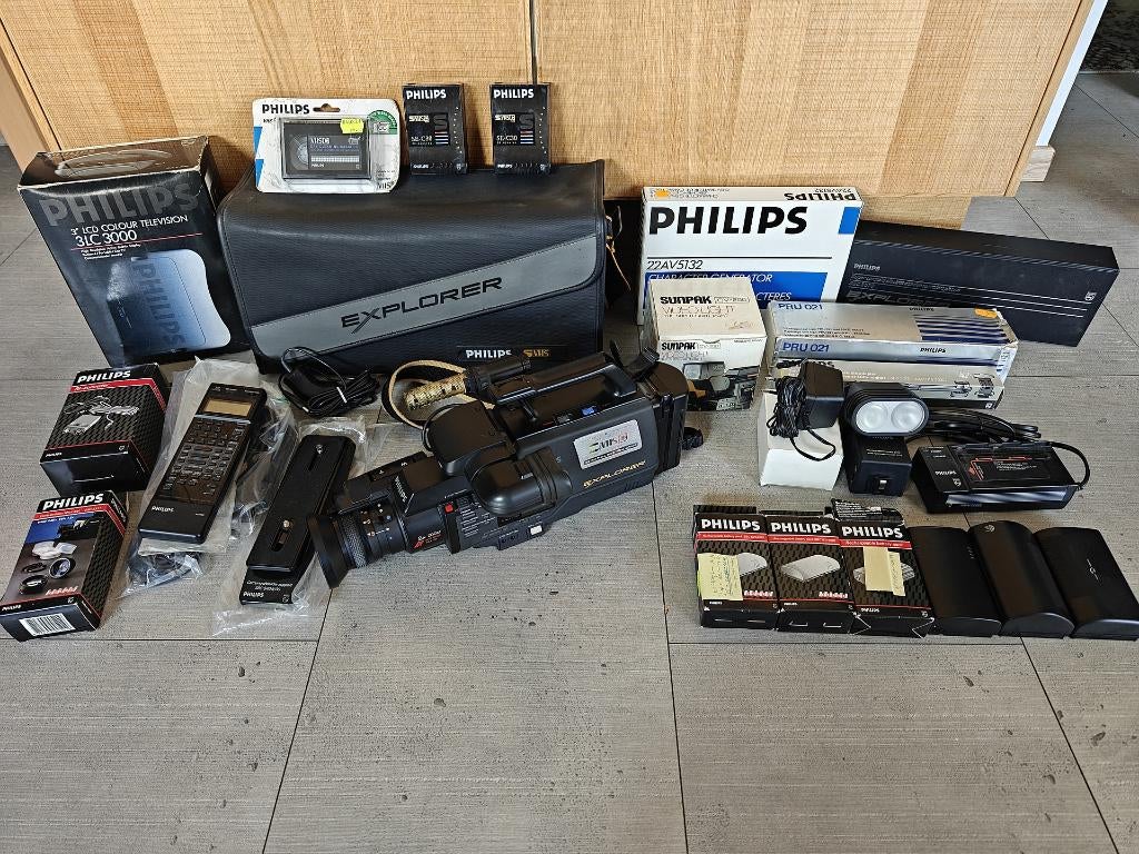Philips VKR 9300 Super VHS-C camcorder + veel accessoires, Ophalen of Verzenden, VHS-C of SVHS-C, Camera