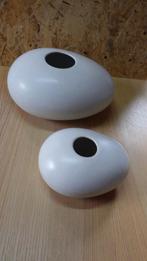2 mooie witte 'kei'vazen, Gebruikt, Wit, Aardewerk of Porselein, Ophalen of Verzenden