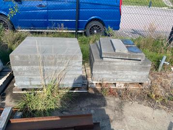 Betontegels 100x100x8 - Gebruikt beschikbaar voor biedingen