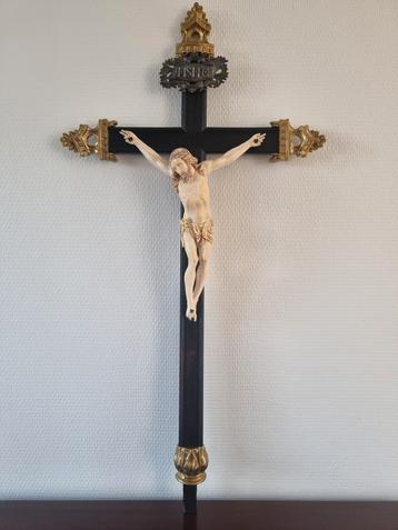 18e eeuwse palissander houten Crusifix met ivoren Christi beschikbaar voor biedingen